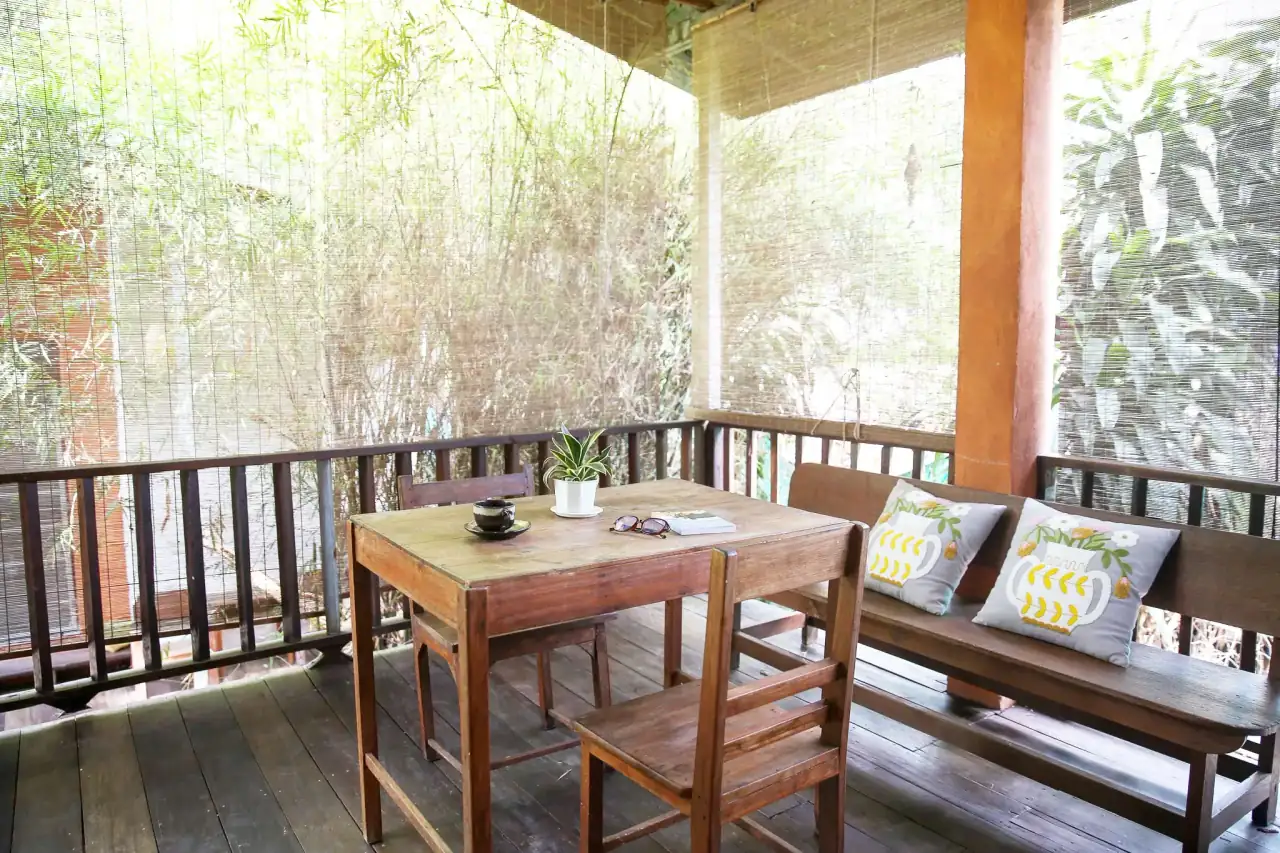 ระเบียงไม้และสวนที่บ้านพักรายเดือน